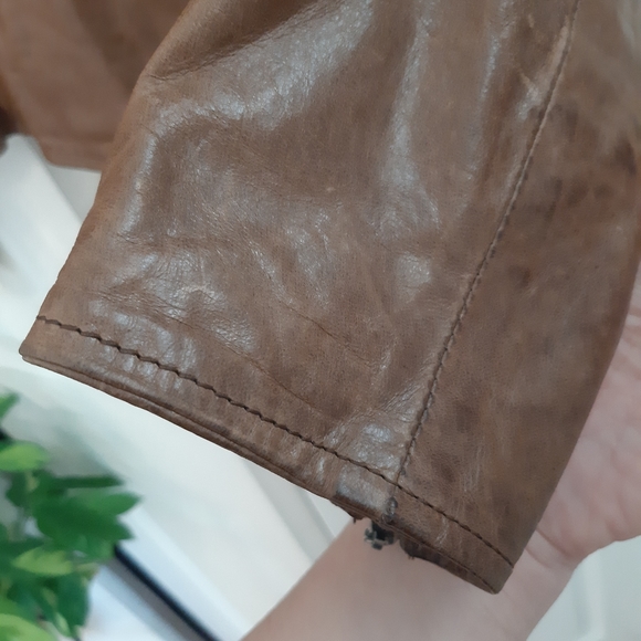 Asymmetrical leather Danier jacket (X's) - Picture 4 of 7